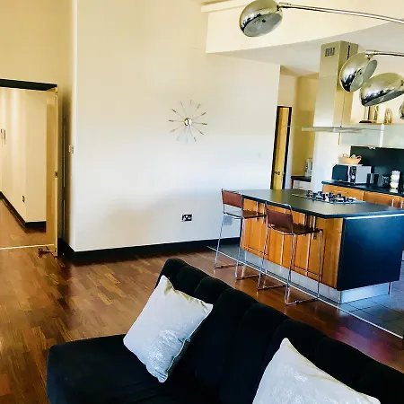 City Centre Penthouse With Parking - 3 Bedrooms, 3 Bathrooms, 1 Living Room/kitchen - Huge Terrace