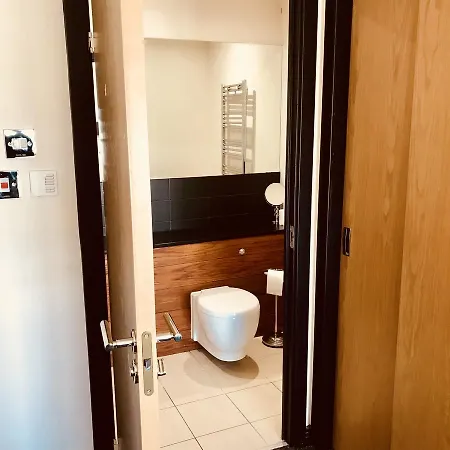 City Centre Penthouse With Parking - 3 Bedrooms, 3 Bathrooms, 1 Living Room/kitchen - Huge Terrace Apartment