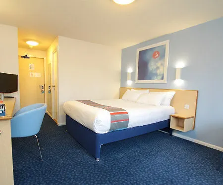 Travelodge Airport فندق