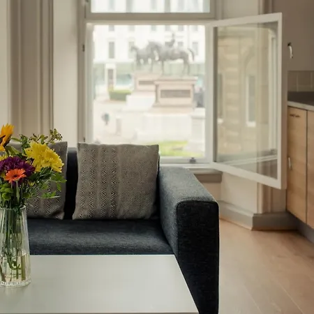 Premier George Square Apartment