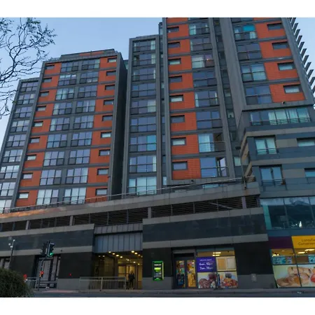 Riverside Simplicity: Great Views Secure Parking Apartment *