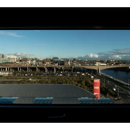 Riverside Simplicity: Great Views Secure Parking *