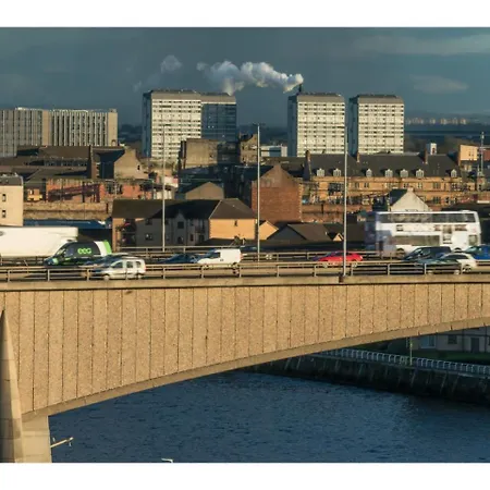 Riverside Simplicity: Great Views Secure Parking Appartamento *