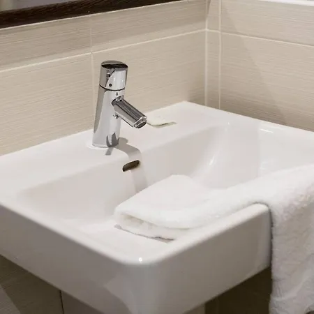 Chic & Quiet City Centre Apt! Appartamento