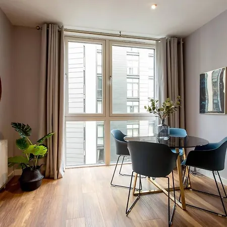 Chic & Quiet City Centre Apt! Appartamento