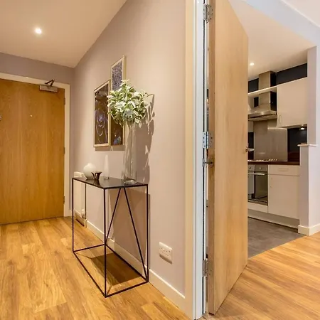 Chic & Quiet City Centre Apt! Appartamento *