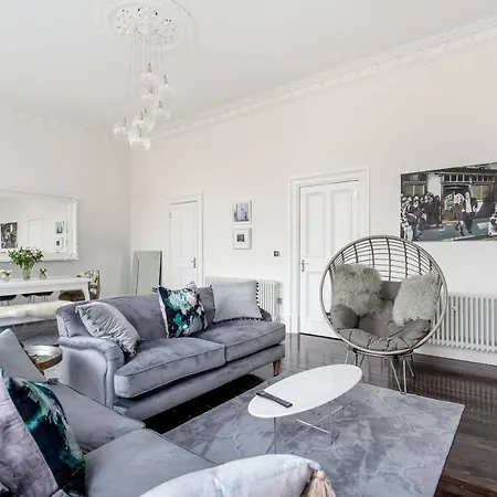 Luxury 4 Bed Townhouse In Prestigious West End Holiday home