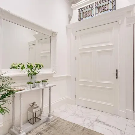 Luxury 4 Bed Townhouse In Prestigious West End Holiday home