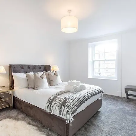 Luxury 4 Bed Townhouse In Prestigious West End Holiday home