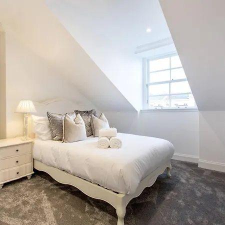 Luxury 4 Bed Townhouse In Prestigious West End Holiday home *