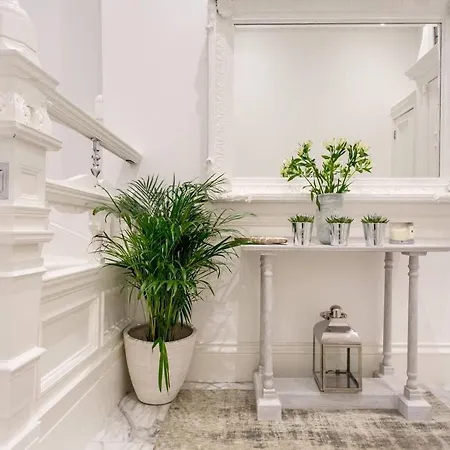 Luxury 4 Bed Townhouse In Prestigious West End Holiday home