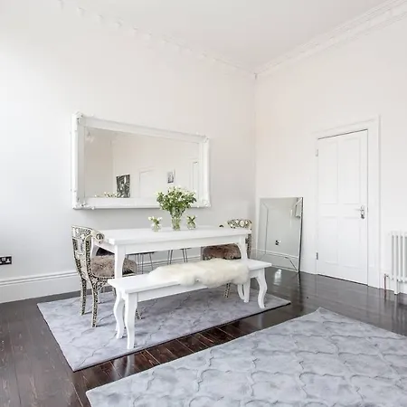 Luxury 4 Bed Townhouse In Prestigious West End Holiday home