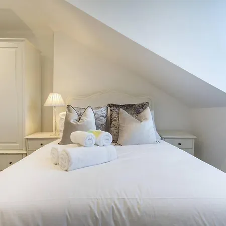 Luxury 4 Bed Townhouse In Prestigious West End