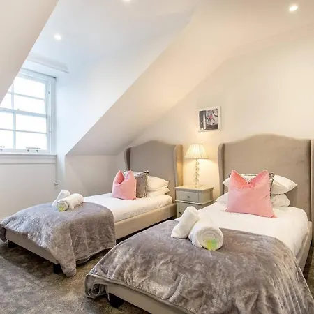 Luxury 4 Bed Townhouse In Prestigious West End