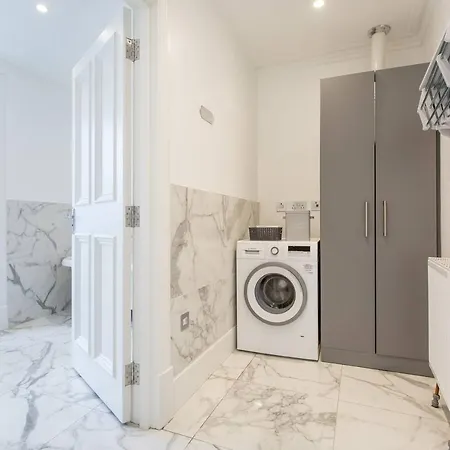 Holiday home Luxury 4 Bed Townhouse In Prestigious West End *