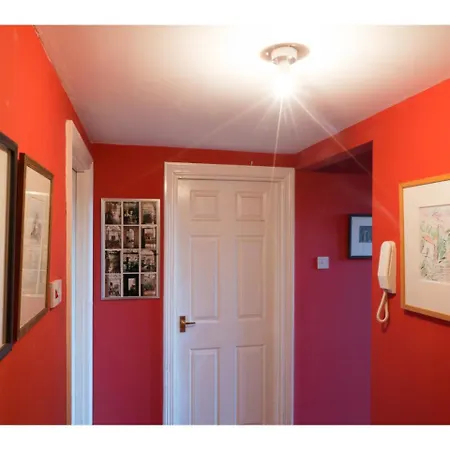 Apartment Beautifully Kept Mezzanine Flat ★school Of Art★ *