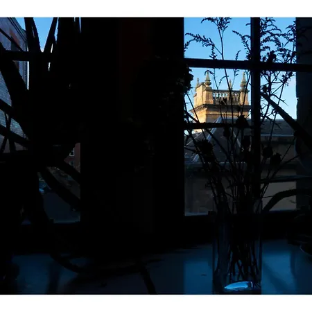 Beautifully Kept Mezzanine Flat ★school Of Art★