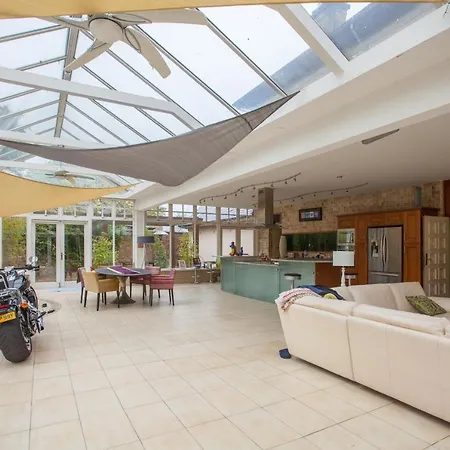Stunning Victorian With Large Private Garden Villa *