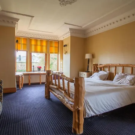 Stunning Victorian With Large Private Garden Glasgow