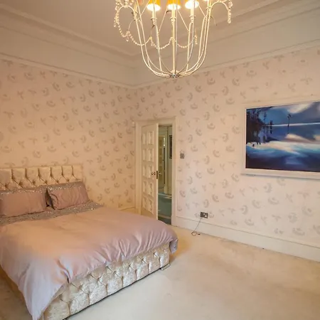 Stunning Victorian With Large Private Garden Glasgow