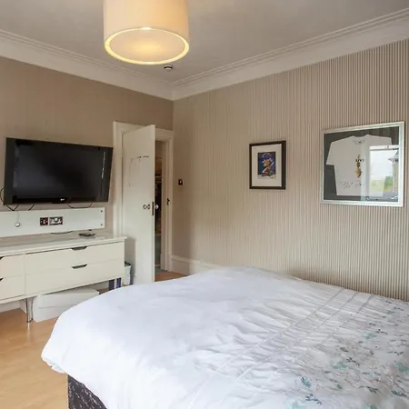 Stunning Victorian With Large Private Garden Villa