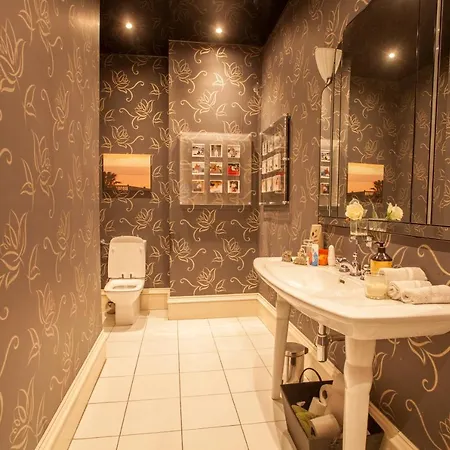 Stunning Victorian With Large Private Garden Villa