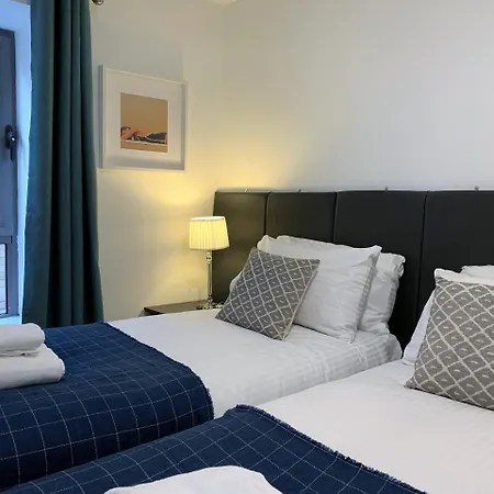 Principal - Clyde Waterfront Daire