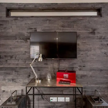 Luxury West End Apt. W/ Private Outdoor Area Glasgow