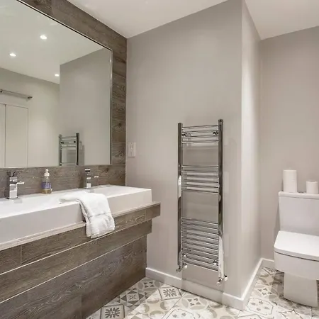 Luxury West End Apt. W/ Private Outdoor Area Appartamento *
