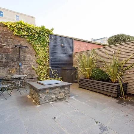 Luxury West End Apt. W/ Private Outdoor Area * Glasgow