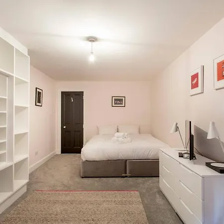 Luxury West End Apt. W/ Private Outdoor Area Appartamento *