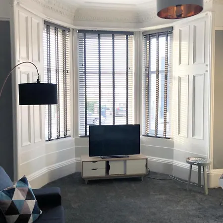 Anchored - Spacious In Glasgow's Southside Apartment *