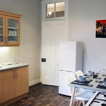Apartment Anchored - Spacious In Glasgow's Southside *