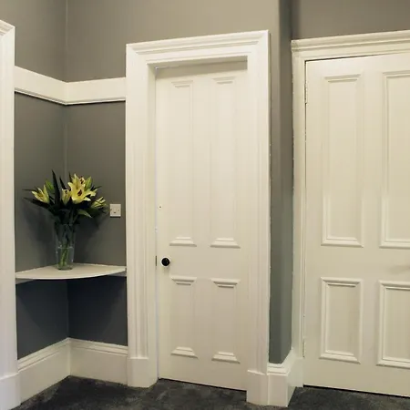 Apartment Anchored - Spacious In Glasgow's Southside *