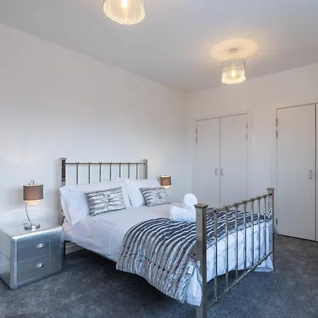 2 Bedroom Luxury In West End Apartment