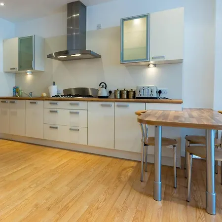 2 Bedroom Luxury In West End *
