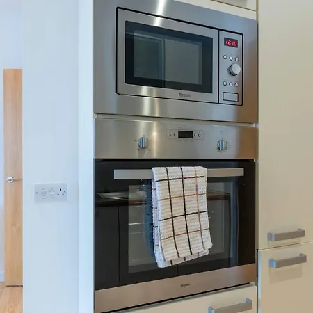 2 Bedroom Luxury In West End Apartment *