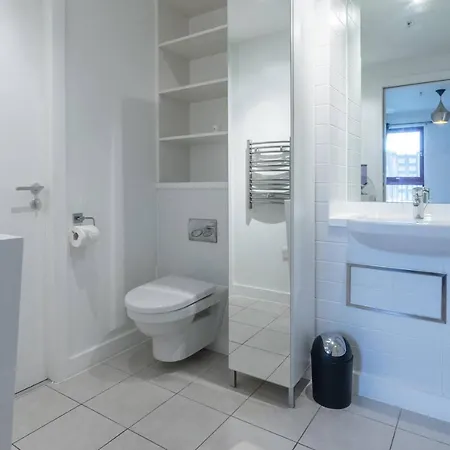 Stylish Two Bed Penthouse In City Centre *