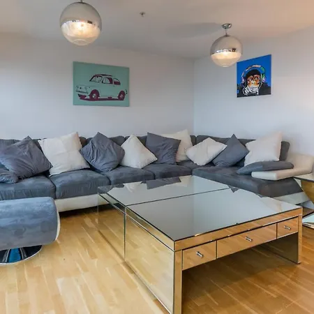 Stylish Two Bed Penthouse In City Centre *