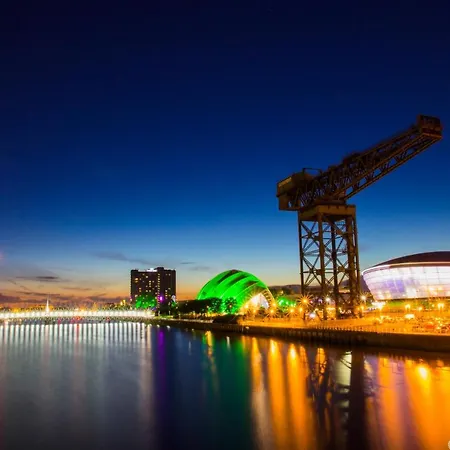 Anchored - Spacious In Glasgow's Southside Apartment