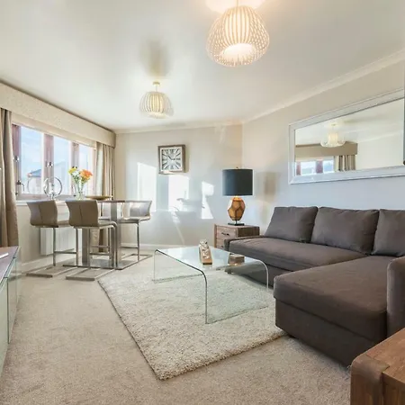 Parsonage Square Apartment *
