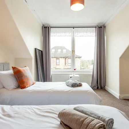 Lomond Serviced Apartments- Hydro House Holiday home *