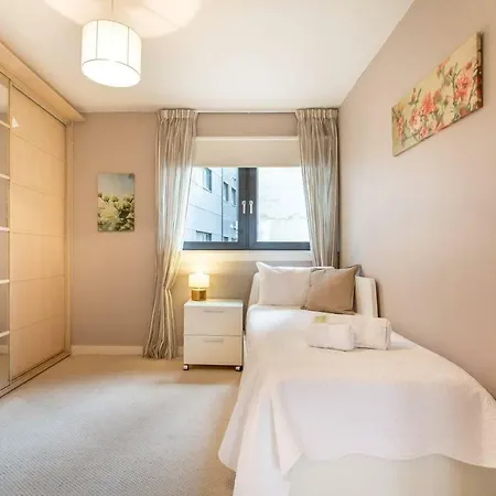 Bright Riverside Apt. W/ Terrace * Glasgow