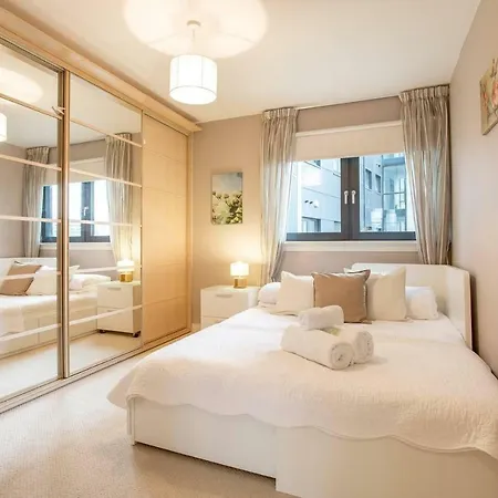 Bright Riverside Apt. W/ Terrace Appartamento Glasgow