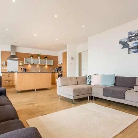 Bright Riverside Apt. W/ Terrace Apartment Glasgow