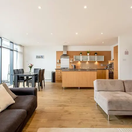Bright Riverside Apt. W/ Terrace Appartamento