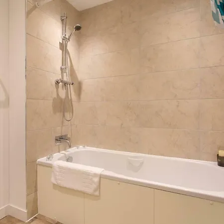 Bright Riverside Apt. W/ Terrace * Glasgow