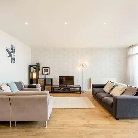 Bright Riverside Apt. W/ Terrace Appartamento