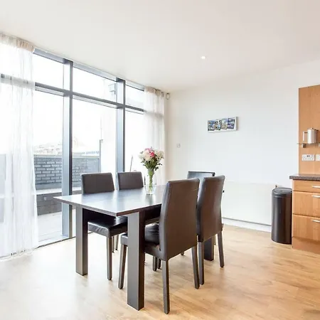 Bright Riverside Apt. W/ Terrace