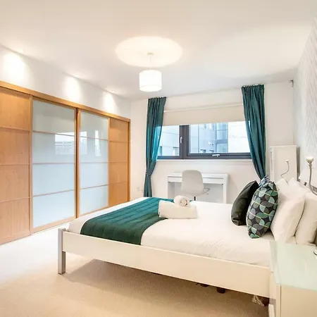 Bright Riverside Apt. W/ Terrace Appartamento Glasgow